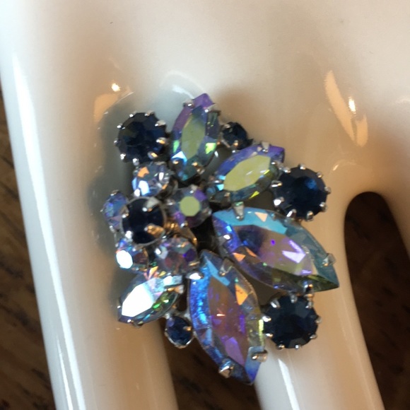 1950's Vendome Clip-On Earrings - Picture 4 of 6